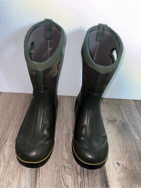 Bogs Youth Camo Rain Boots -Youth size 6 and Woman’s size 8
